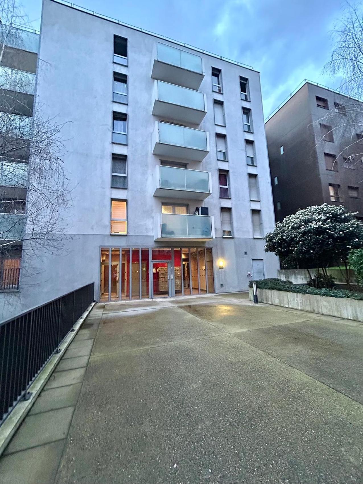 Fillettes-Stade De France-Parking Aubervilliers Exterior photo